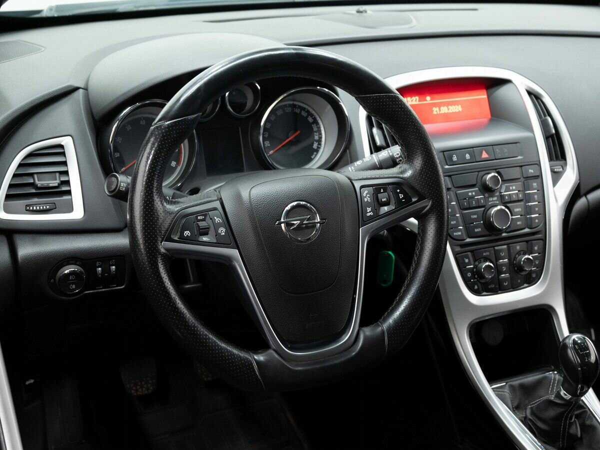 Opel Astra с пробегом — 2013 год. Фото: #12