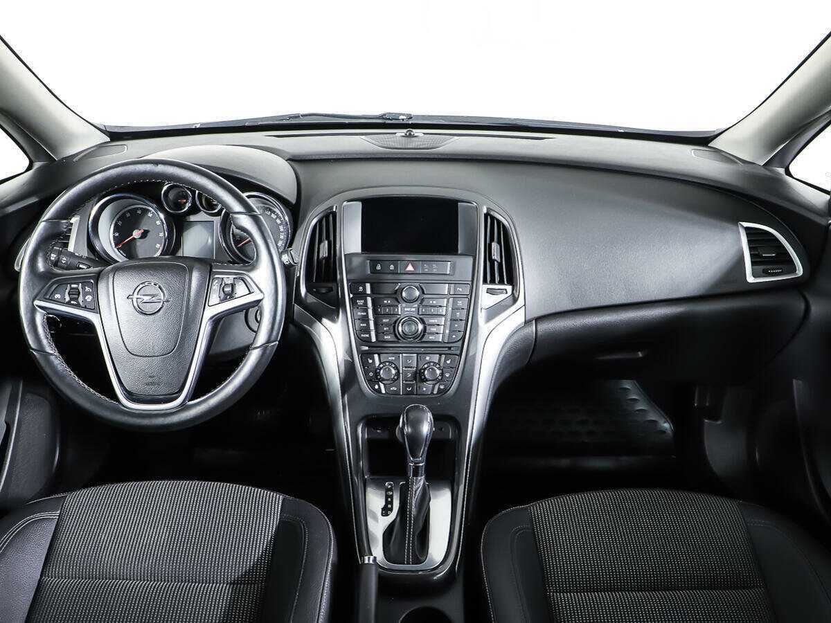 Opel Astra с пробегом — 2012 год. Фото: #10