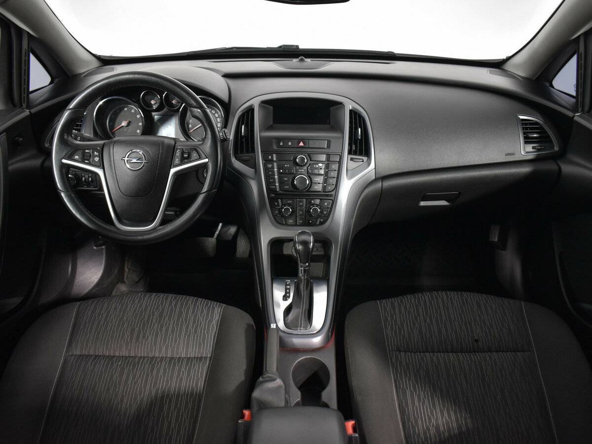 Opel Astra с пробегом — 2012 год. Фото: #10
