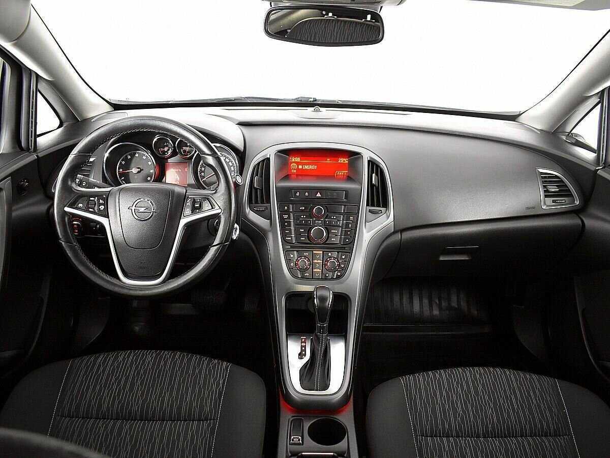 Opel Astra с пробегом — 2012 год. Фото: #9