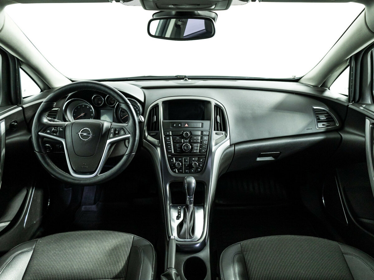 Opel Astra с пробегом — 2012 год. Фото: #12