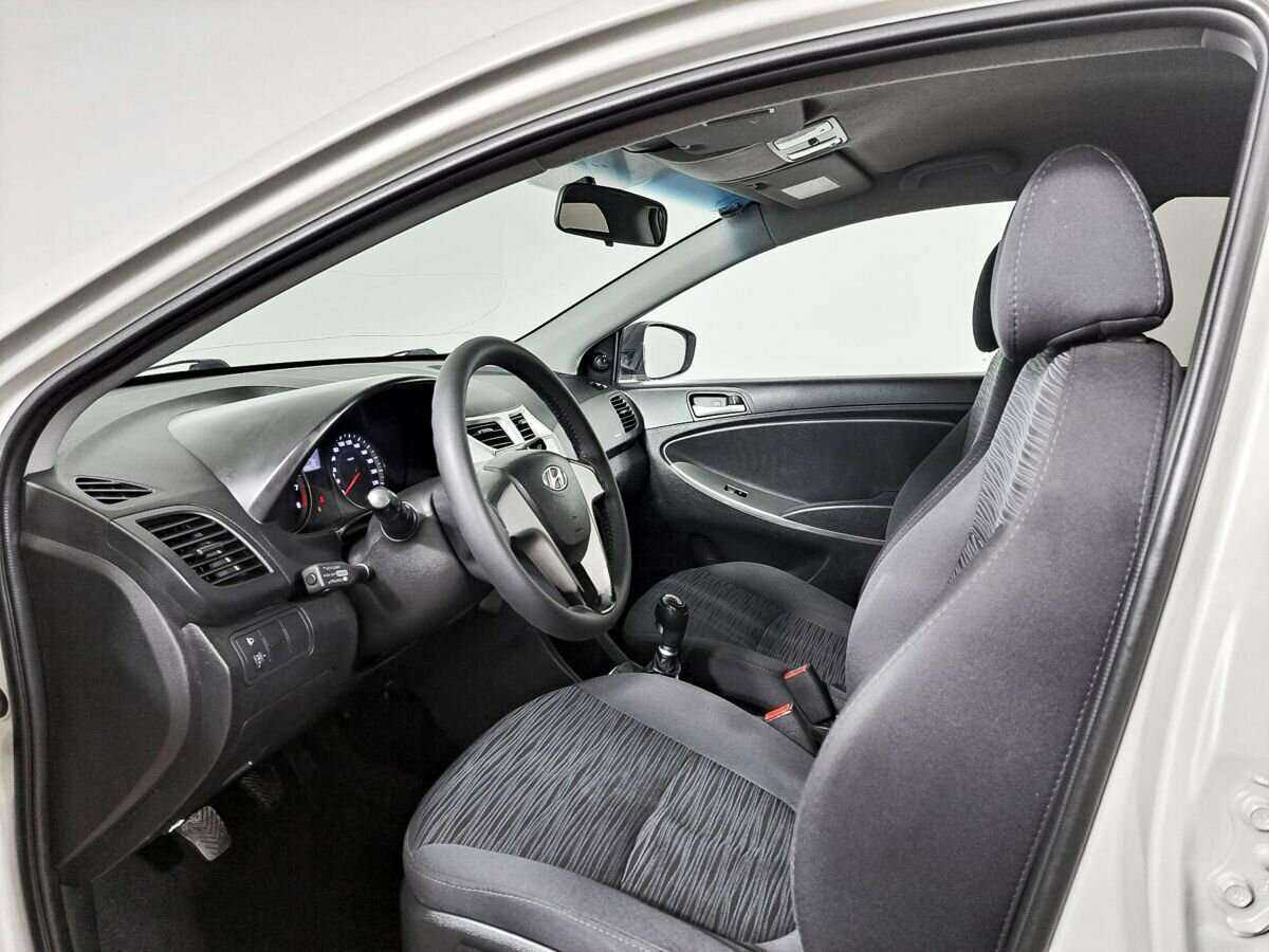 Hyundai Solaris с пробегом — 2015 год. Фото: #10