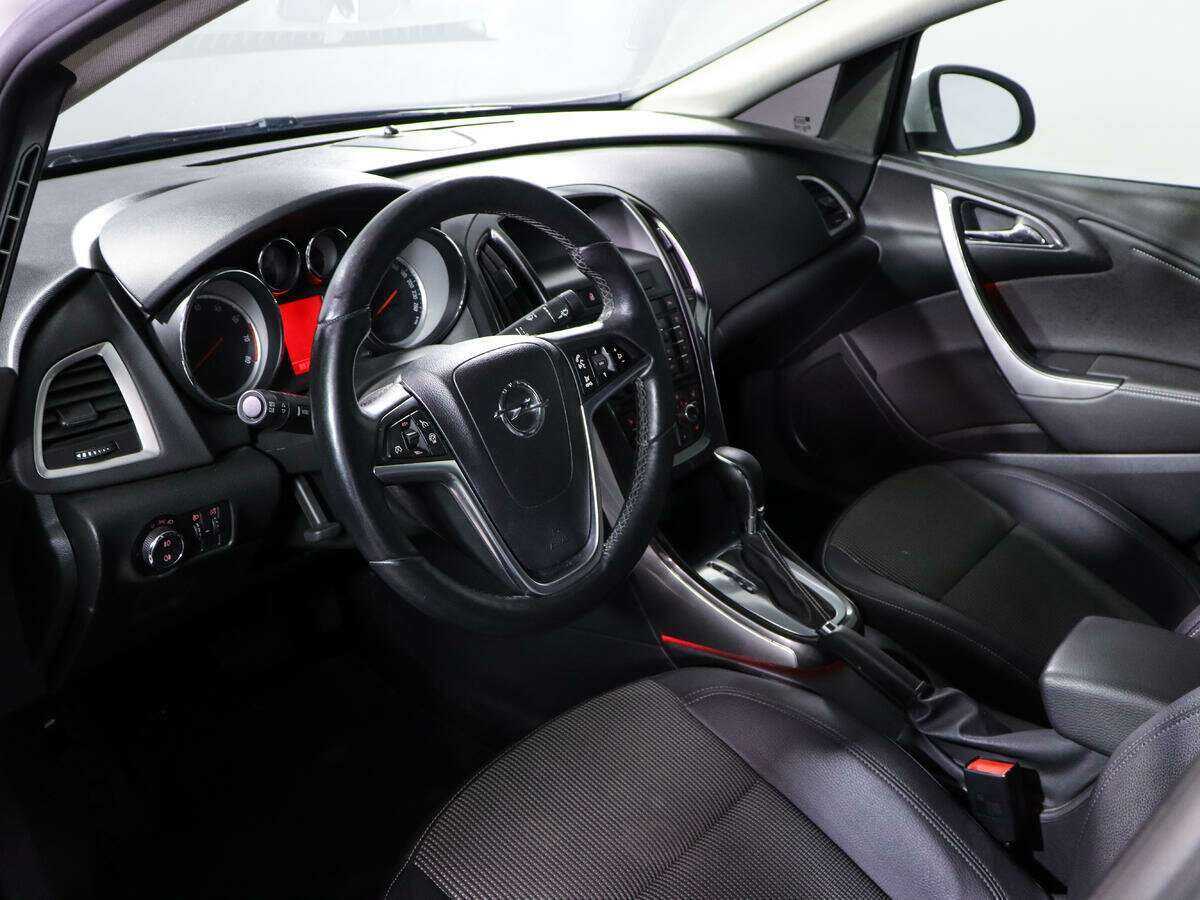 Opel Astra с пробегом — 2013 год. Фото: #13