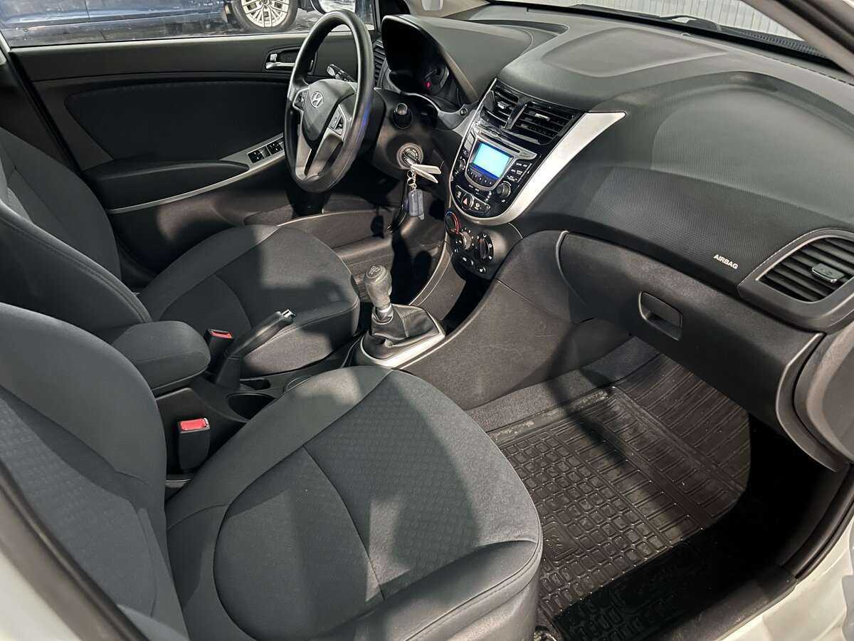 Hyundai Solaris с пробегом — 2014 год. Фото: #10