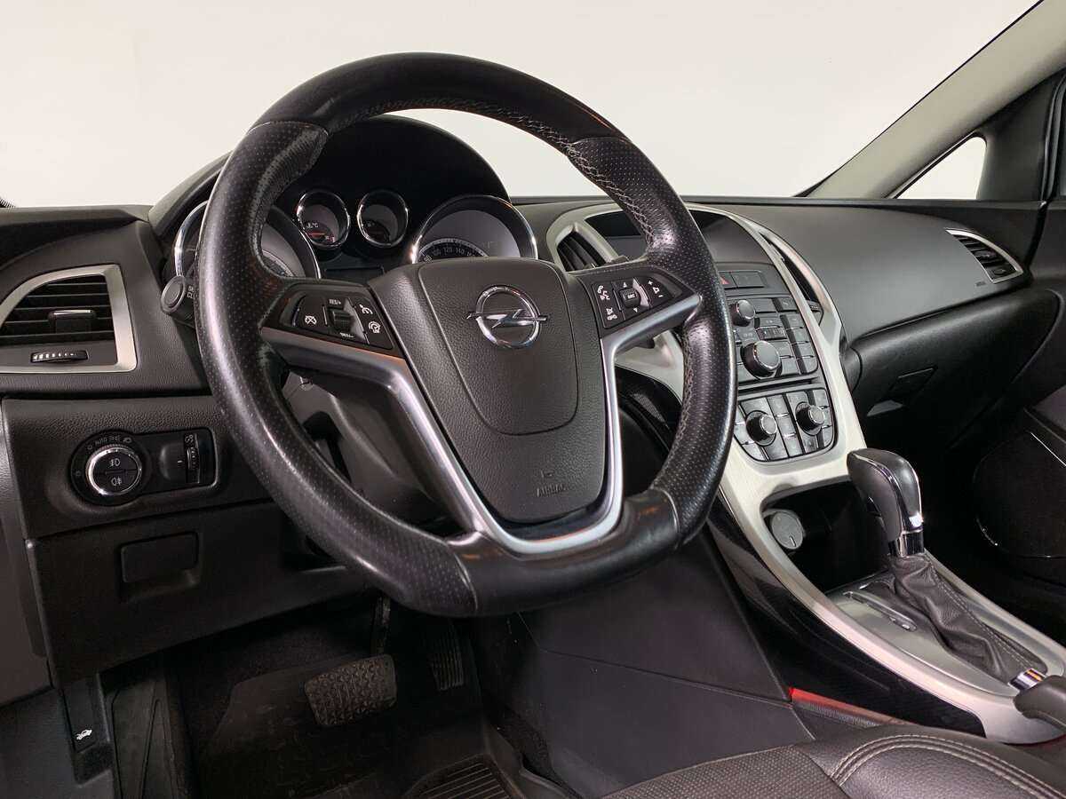 Opel Astra с пробегом — 2012 год. Фото: #6