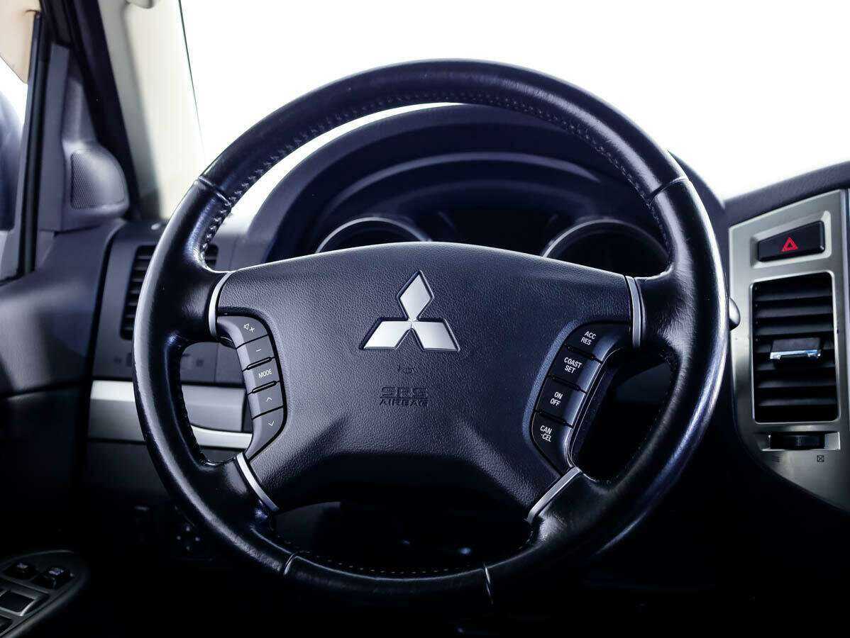 Mitsubishi Pajero с пробегом — 2014 год. Фото: #17