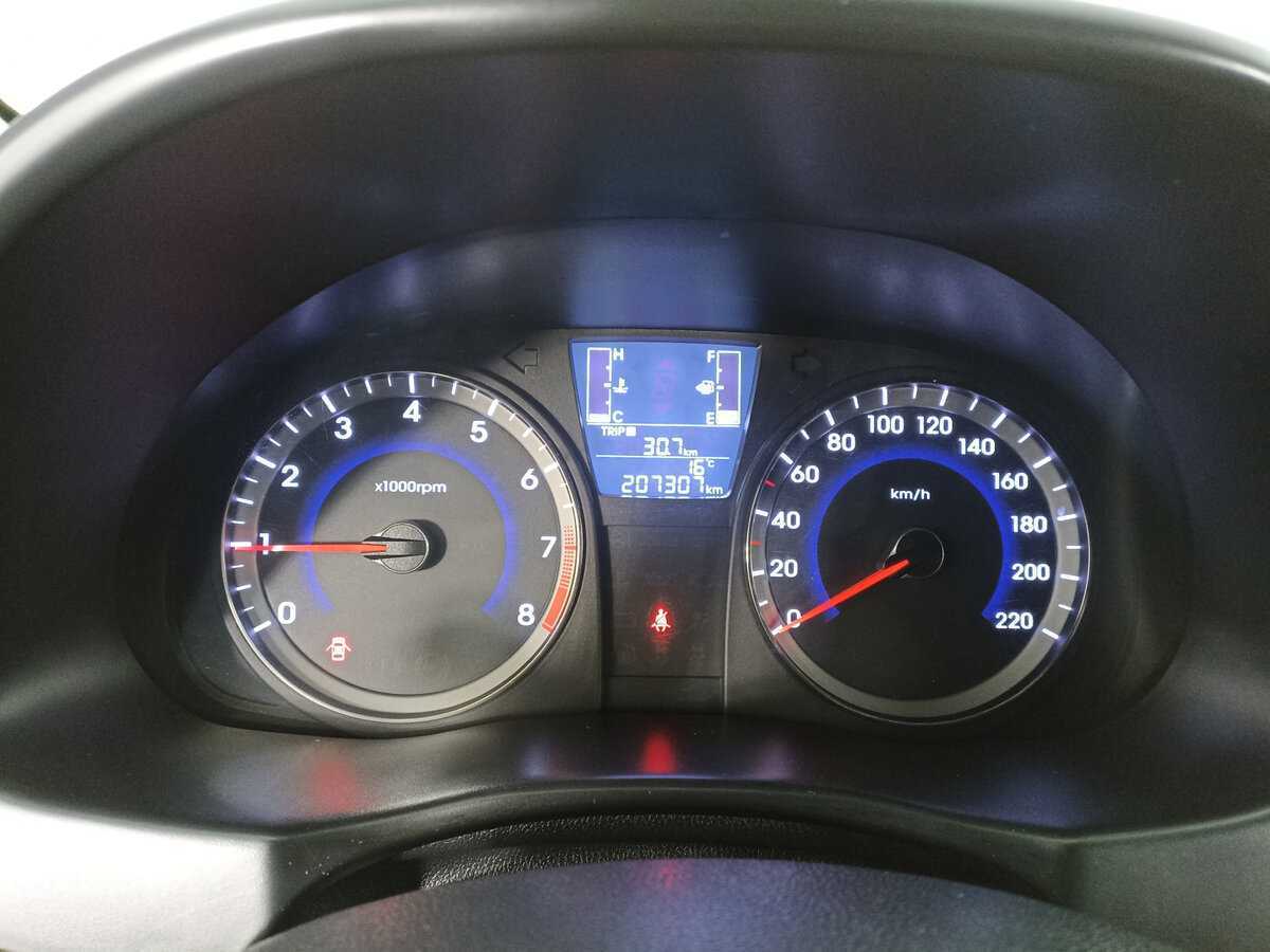 Hyundai Solaris с пробегом — 2015 год. Фото: #12