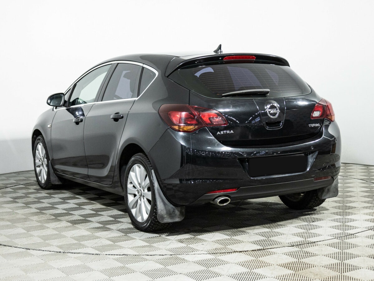 Opel Astra с пробегом — 2012 год. Фото: #6