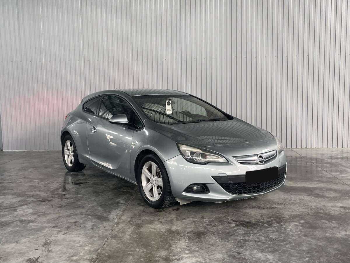 Opel Astra с пробегом — 2012 год. Фото: #2