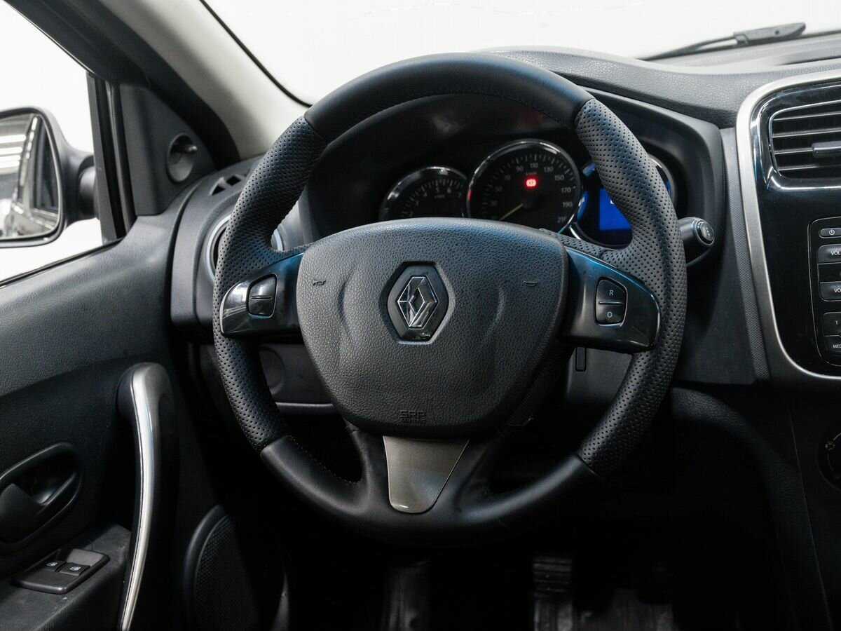 Renault Sandero с пробегом — 2016 год. Фото: #9