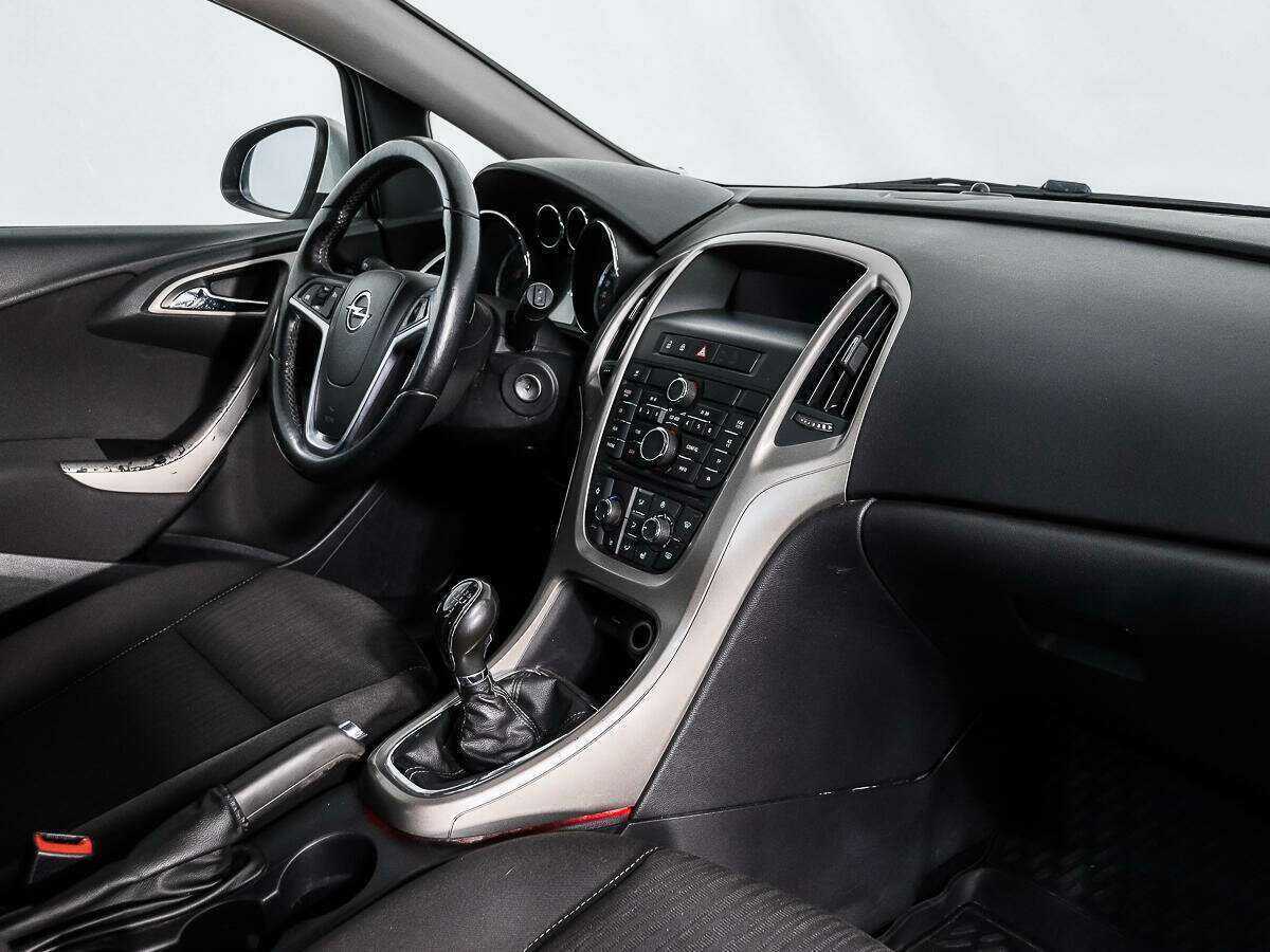 Opel Astra с пробегом — 2012 год. Фото: #10