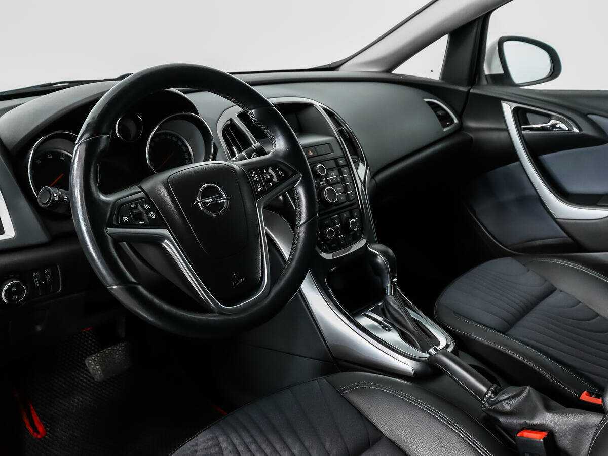 Opel Astra с пробегом — 2013 год. Фото: #8