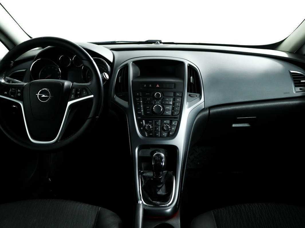 Opel Astra с пробегом — 2012 год. Фото: #10