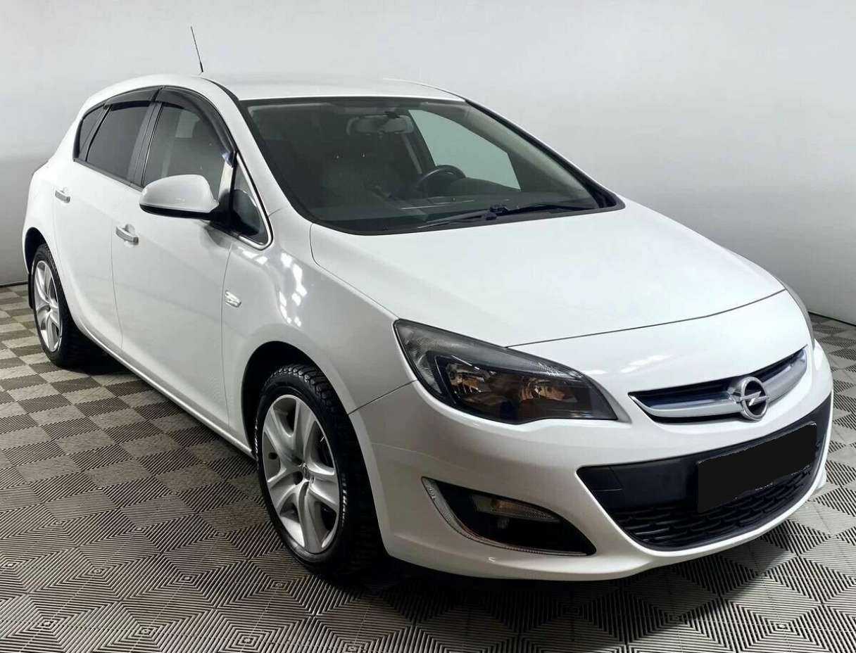 Opel Astra с пробегом — 2012 год. Фото: #1