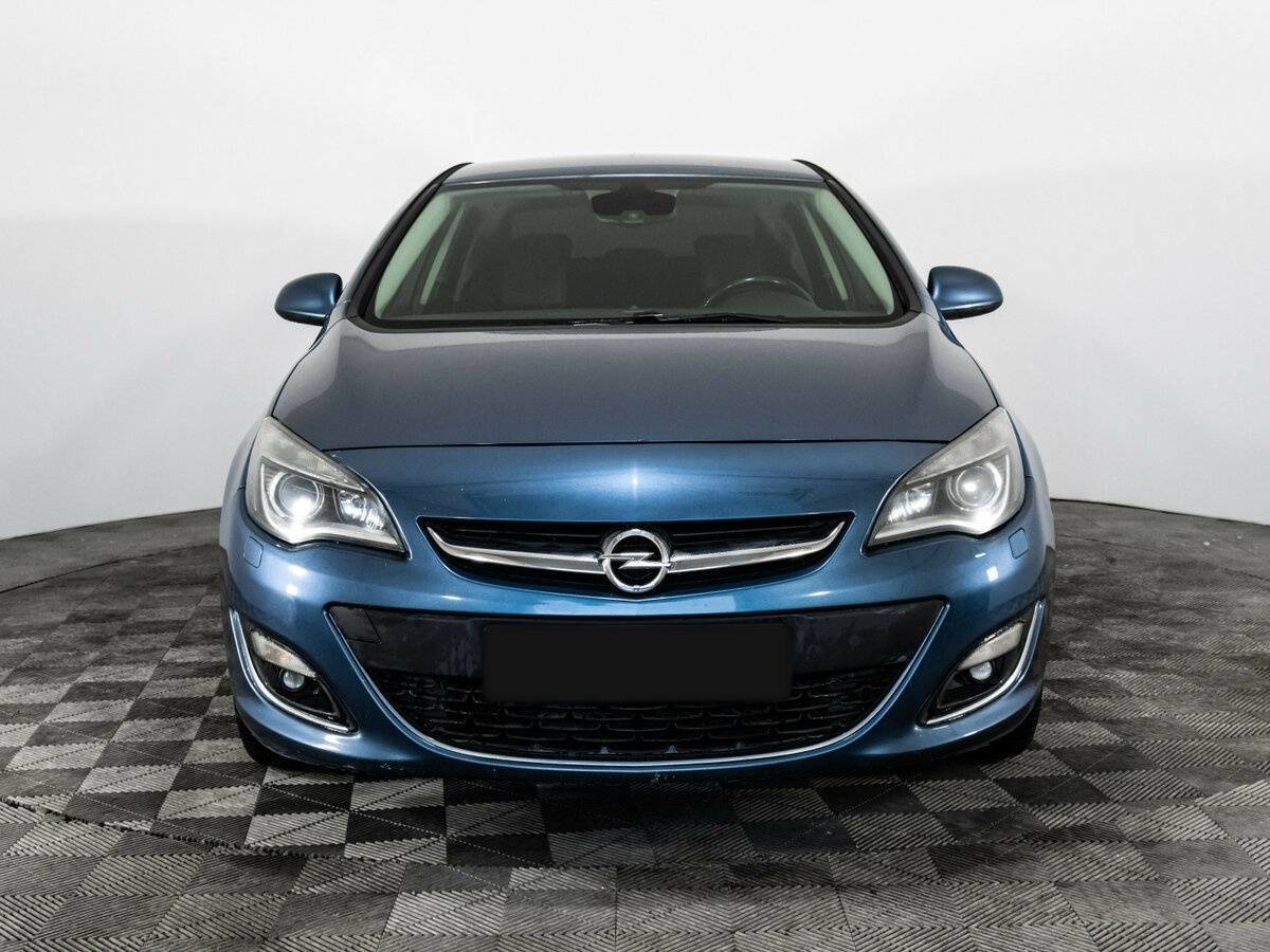 Opel Astra с пробегом — 2012 год. Фото: #1