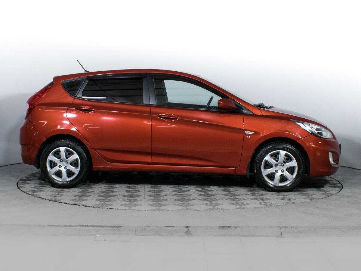Hyundai Solaris с пробегом — 2012 год. Фото: #3