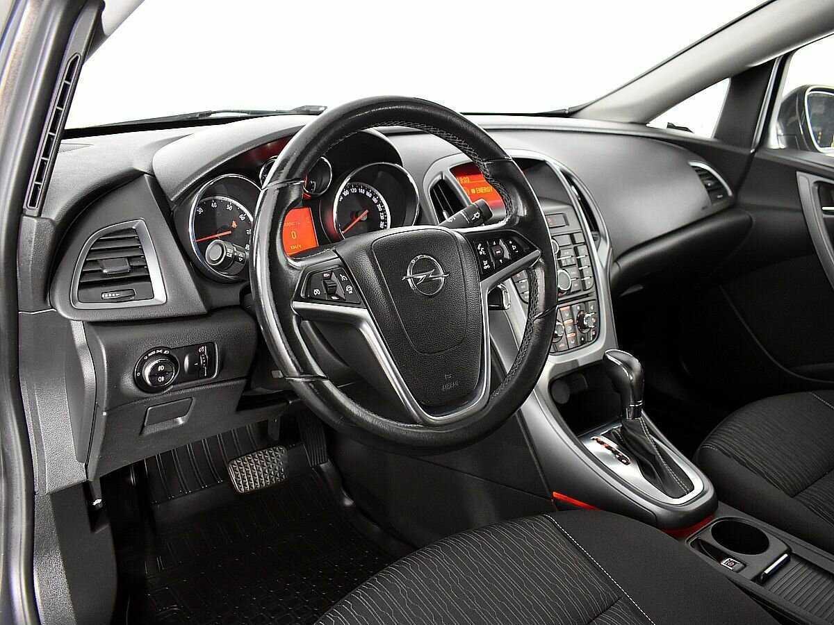 Opel Astra с пробегом — 2012 год. Фото: #6