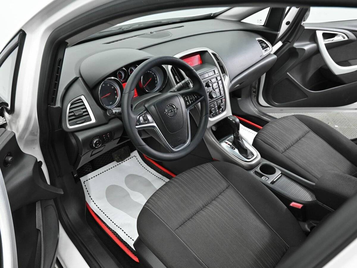 Opel Astra с пробегом — 2012 год. Фото: #7