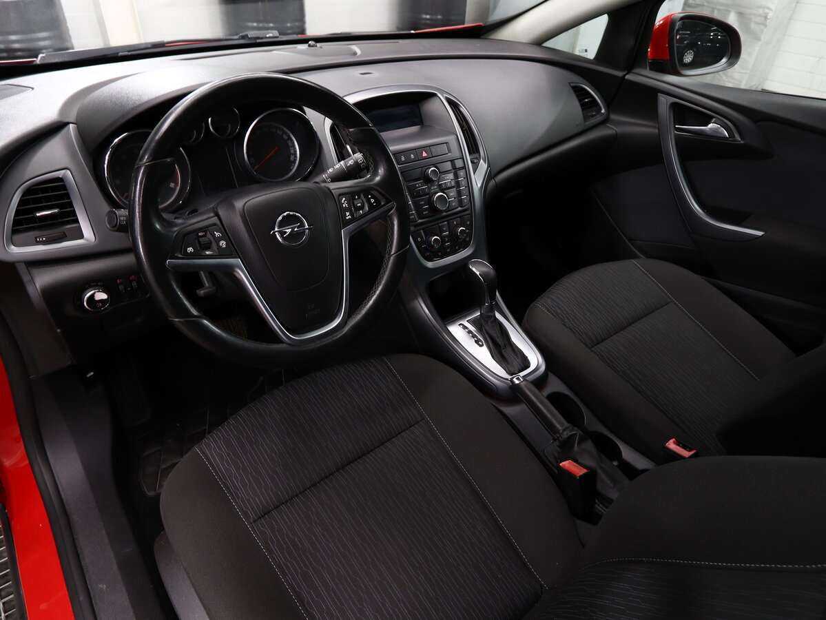 Opel Astra с пробегом — 2012 год. Фото: #6