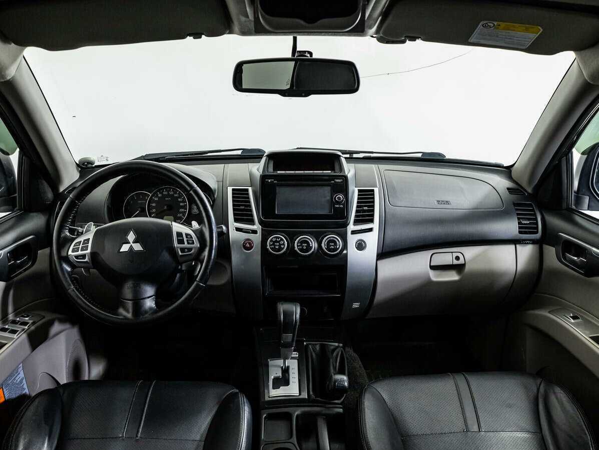 Mitsubishi Pajero Sport с пробегом — 2015 год. Фото: #12