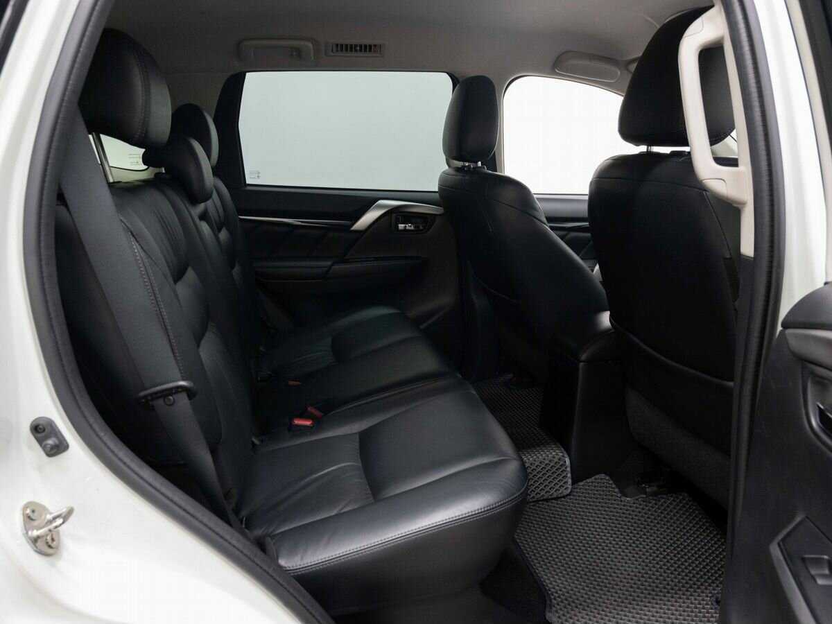 Mitsubishi Pajero Sport с пробегом — 2017 год. Фото: #9