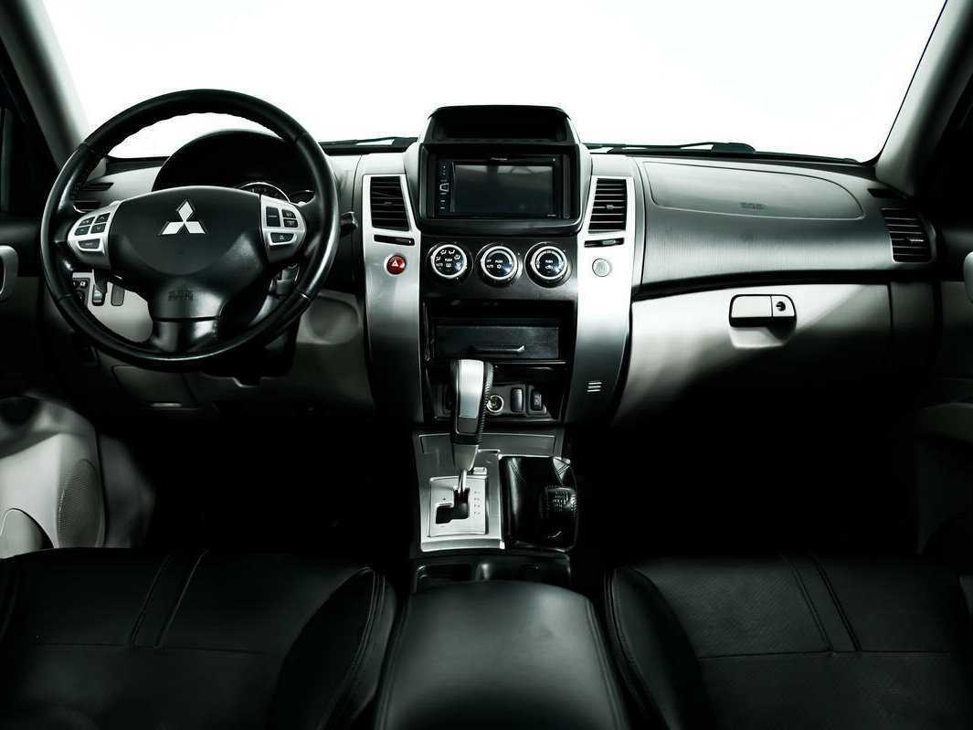 Mitsubishi Pajero Sport с пробегом — 2014 год. Фото: #10