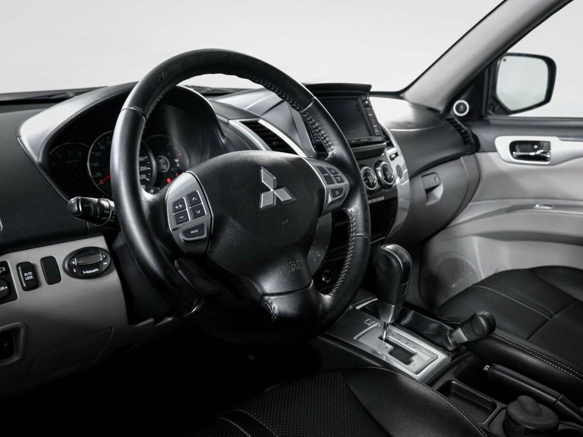 Mitsubishi Pajero Sport с пробегом — 2013 год. Фото: #13