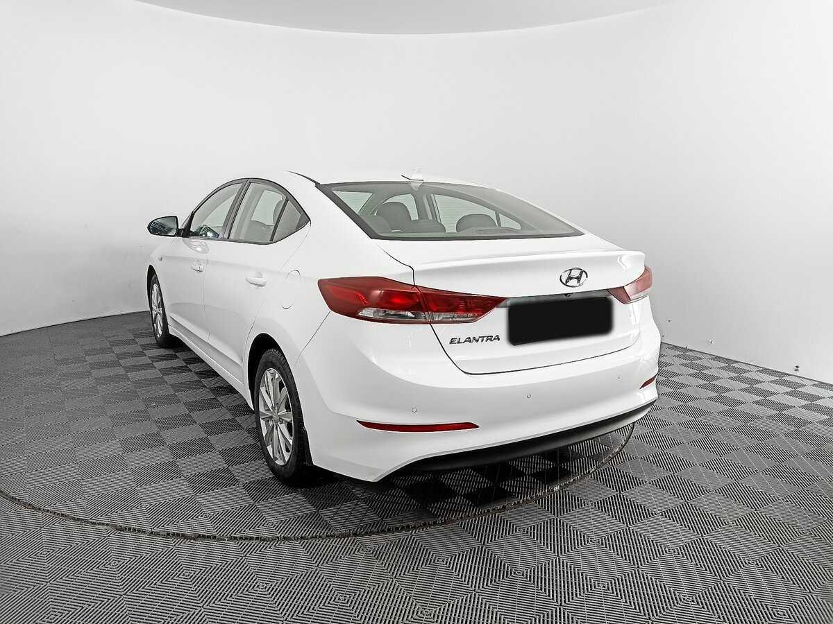 Hyundai Elantra с пробегом — 2017 год. Фото: #6