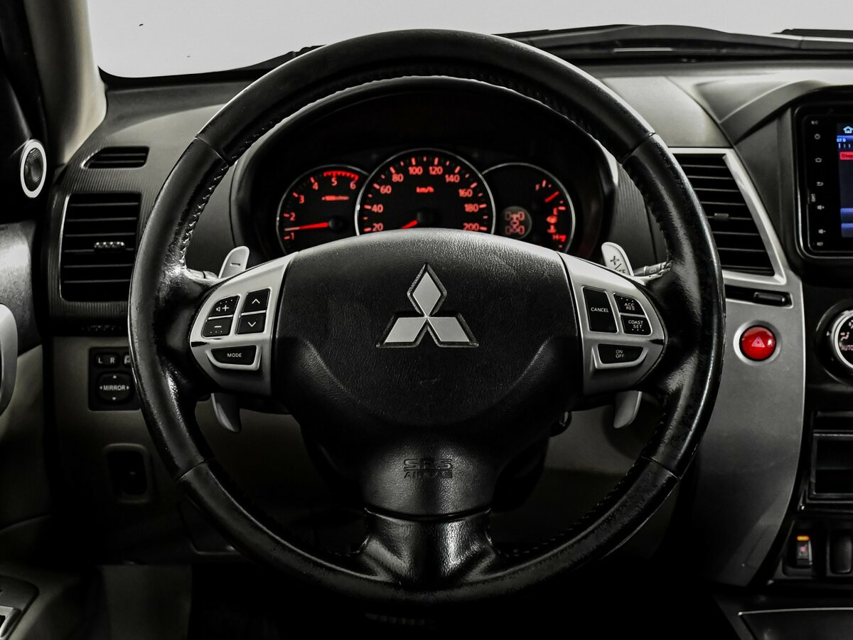 Mitsubishi Pajero Sport с пробегом — 2013 год. Фото: #16