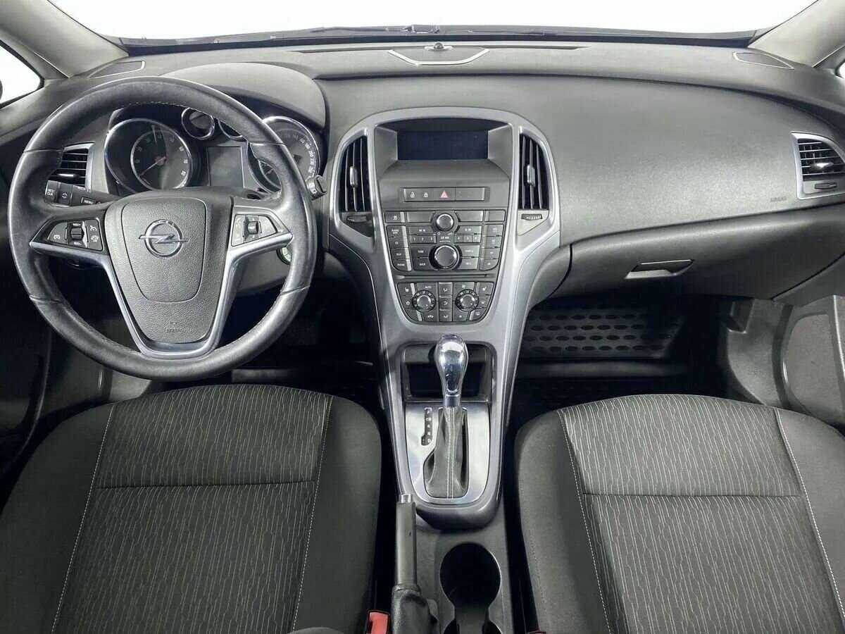 Opel Astra с пробегом — 2012 год. Фото: #8