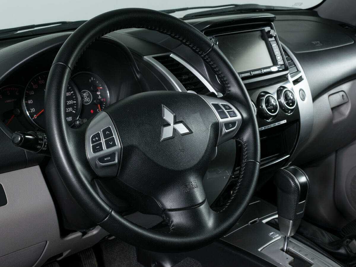 Mitsubishi Pajero Sport с пробегом — 2013 год. Фото: #14