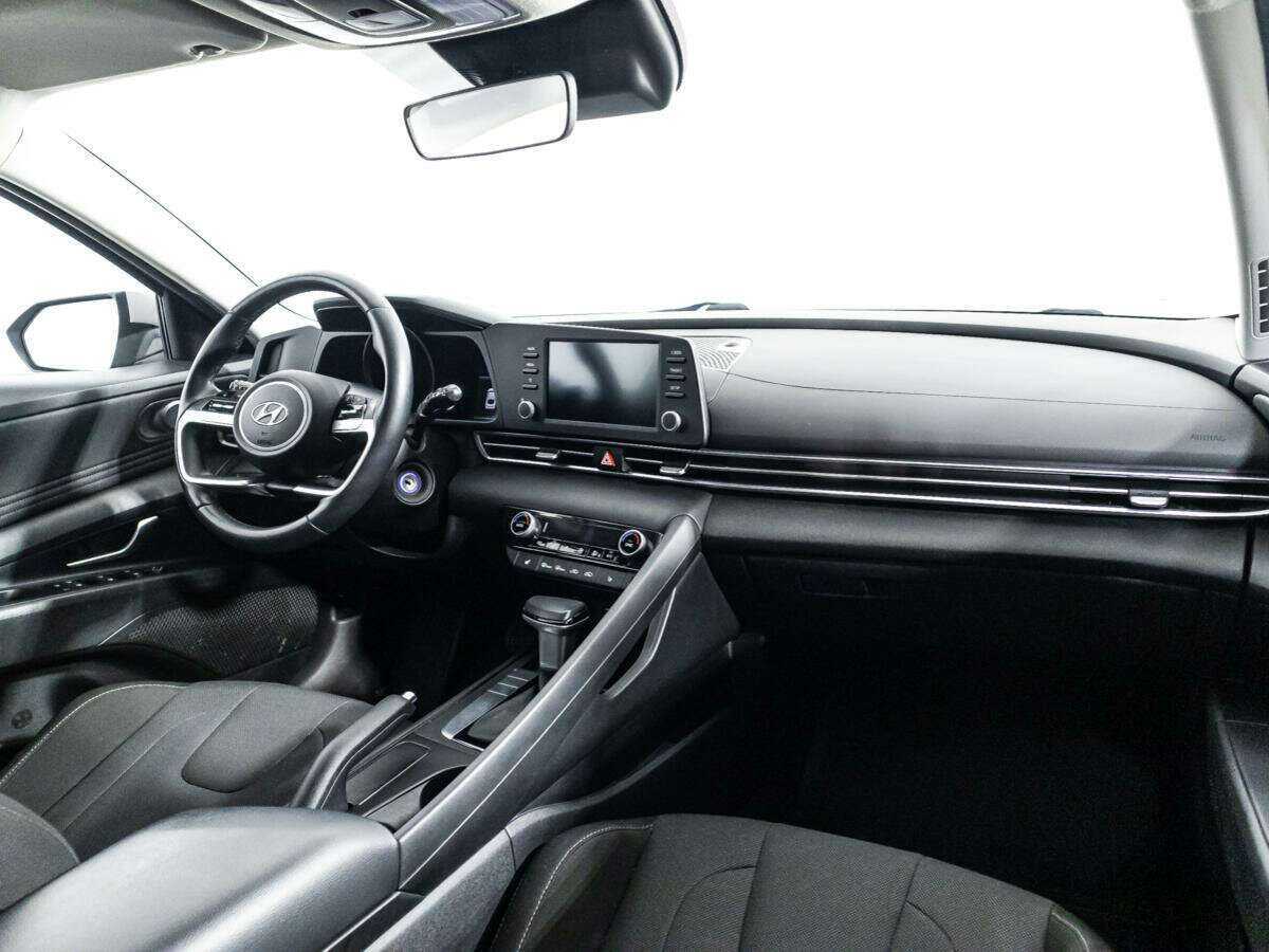 Hyundai Elantra с пробегом — 2021 год. Фото: #8