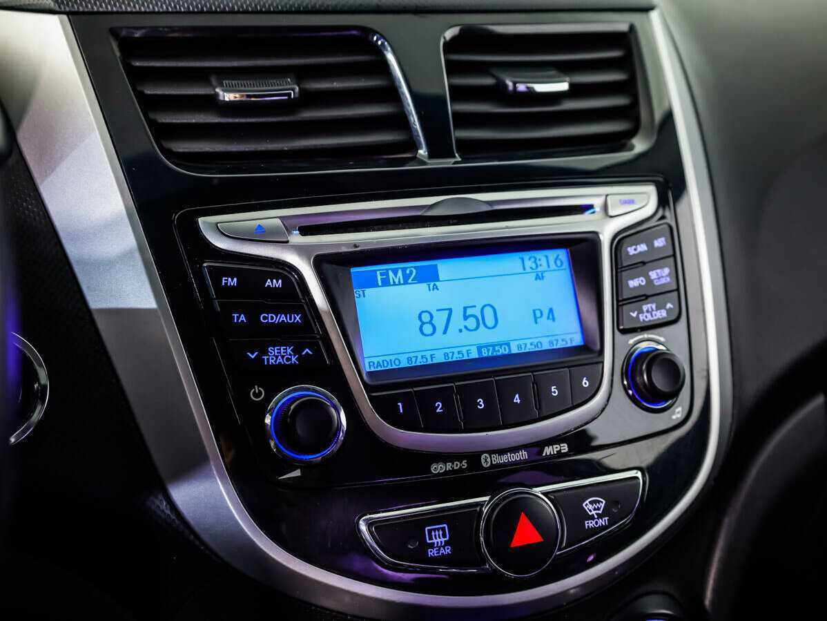 Hyundai Solaris с пробегом — 2012 год. Фото: #12