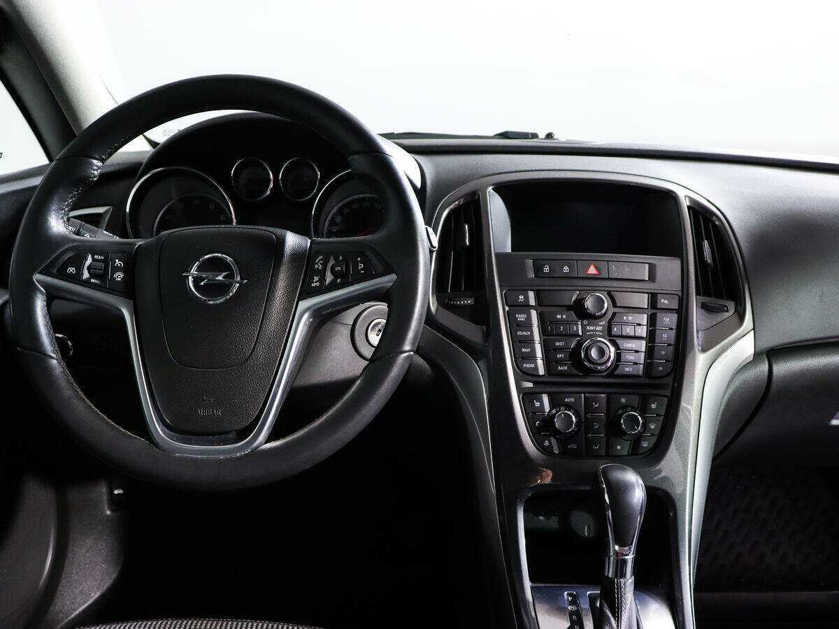 Opel Astra с пробегом — 2012 год. Фото: #9