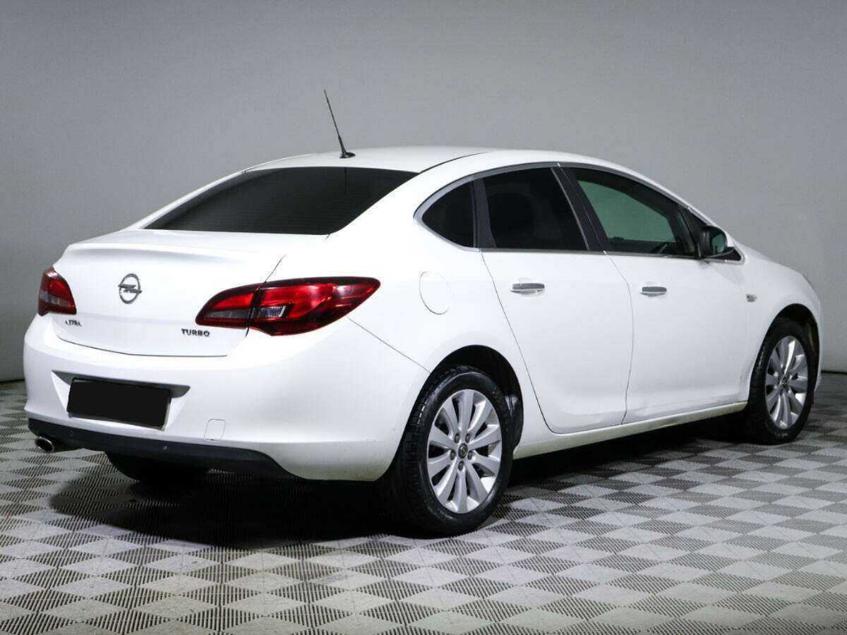 Opel Astra с пробегом — 2013 год. Фото: #4