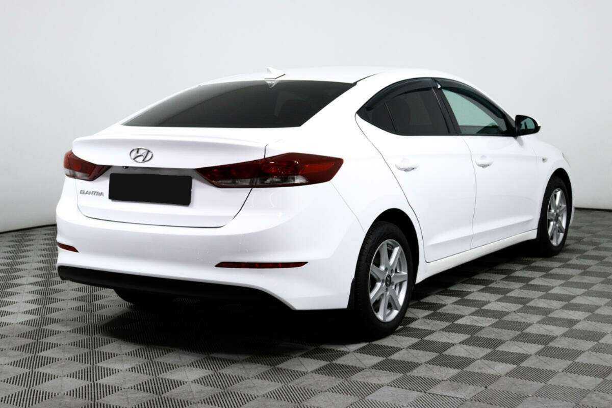 Hyundai Elantra с пробегом — 2018 год. Фото: #4