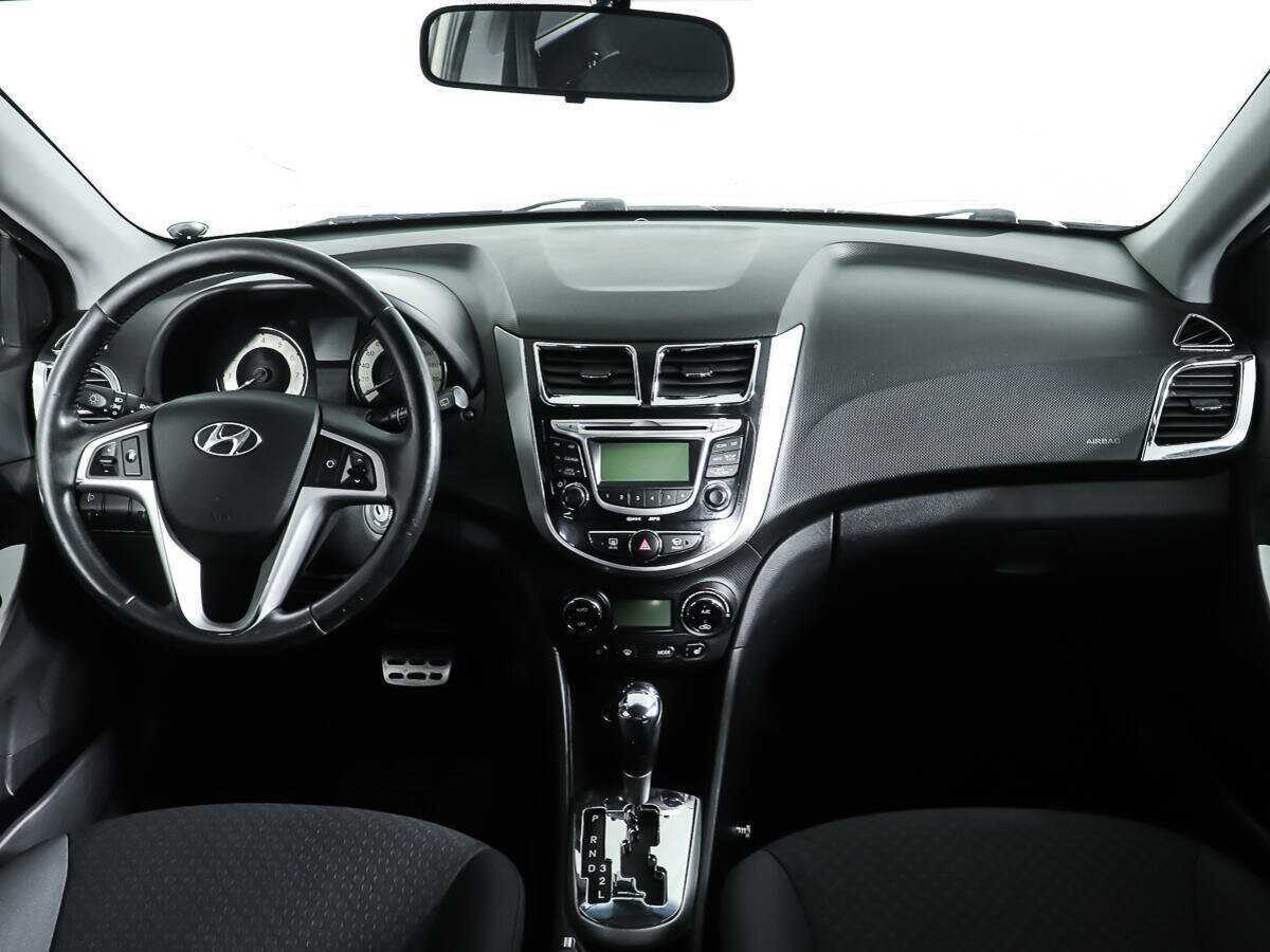Hyundai Solaris с пробегом — 2012 год. Фото: #9