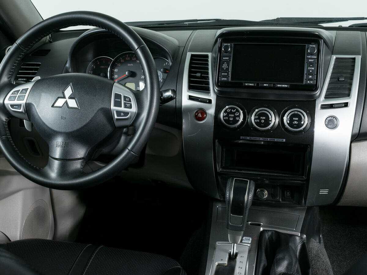 Mitsubishi Pajero Sport с пробегом — 2013 год. Фото: #11