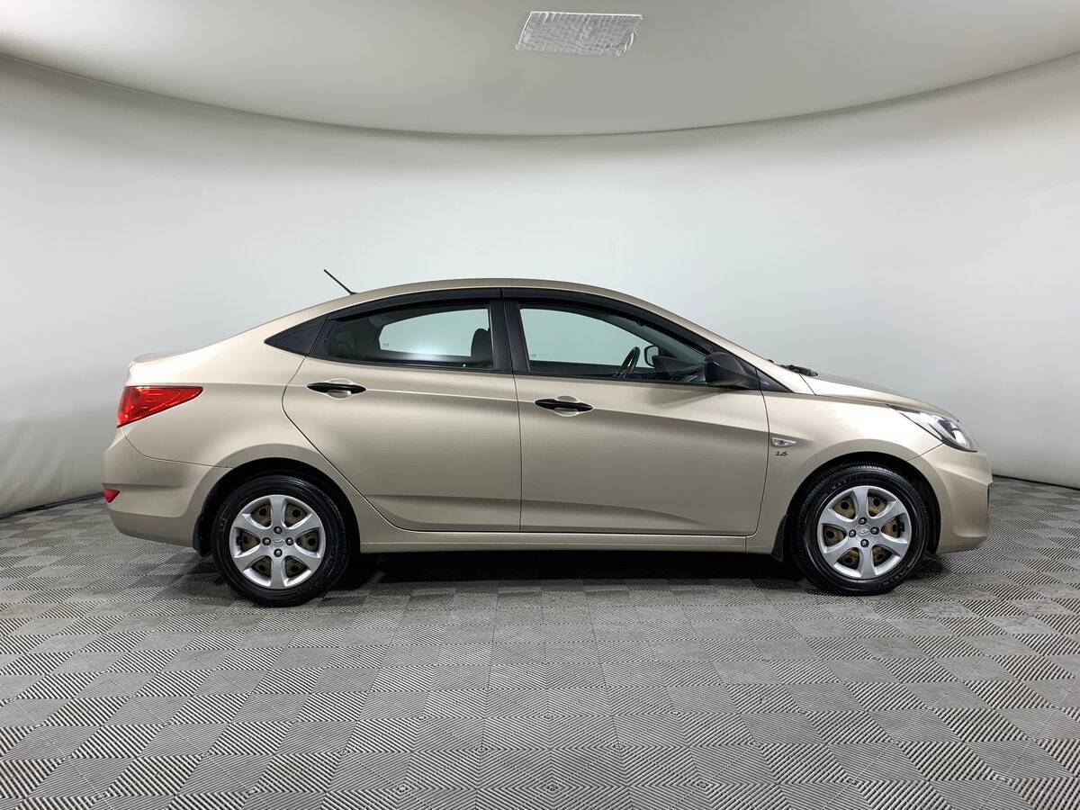Hyundai Solaris с пробегом — 2012 год. Фото: #3