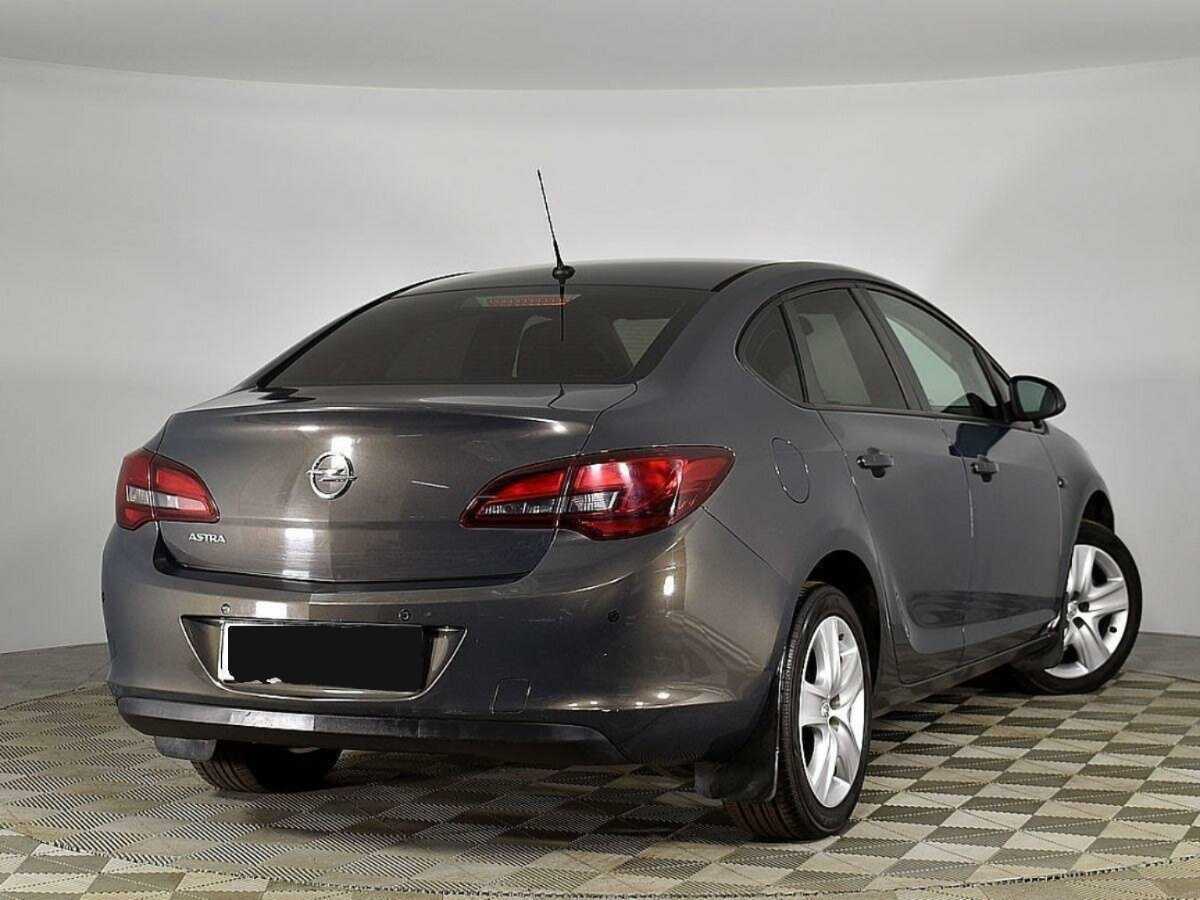 Opel Astra с пробегом — 2012 год. Фото: #1