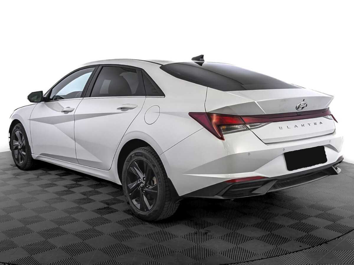 Hyundai Elantra с пробегом — 2021 год. Фото: #6