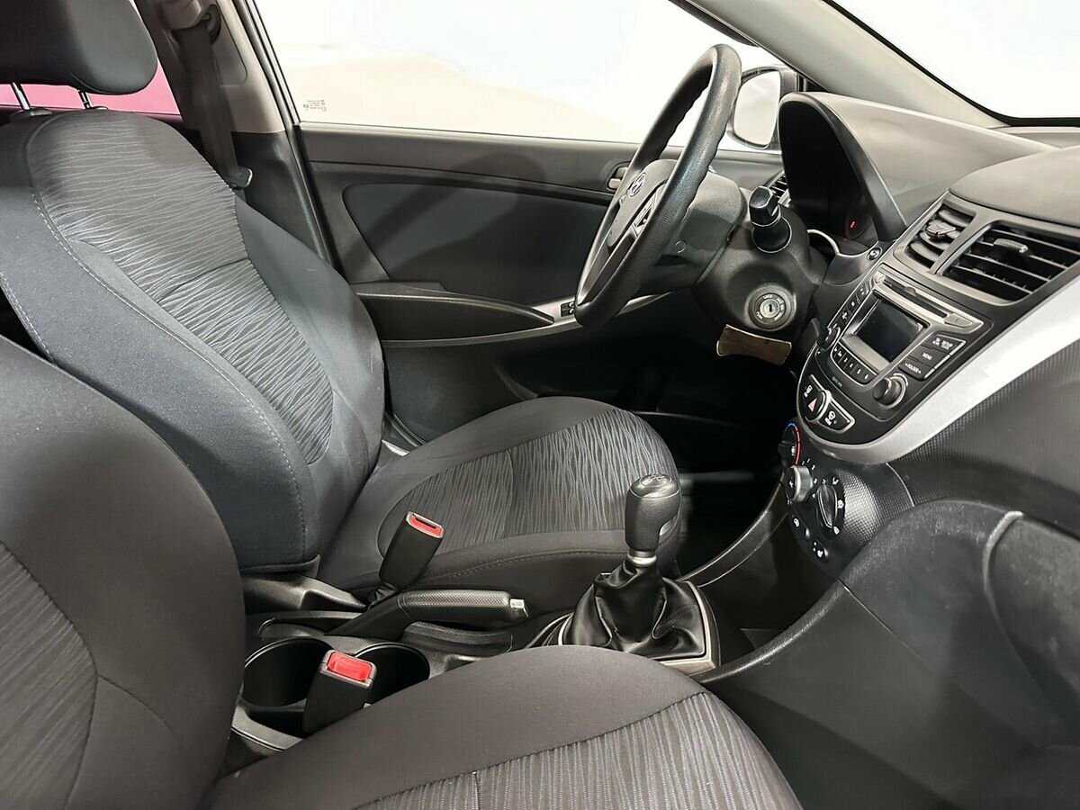 Hyundai Solaris с пробегом — 2015 год. Фото: #9