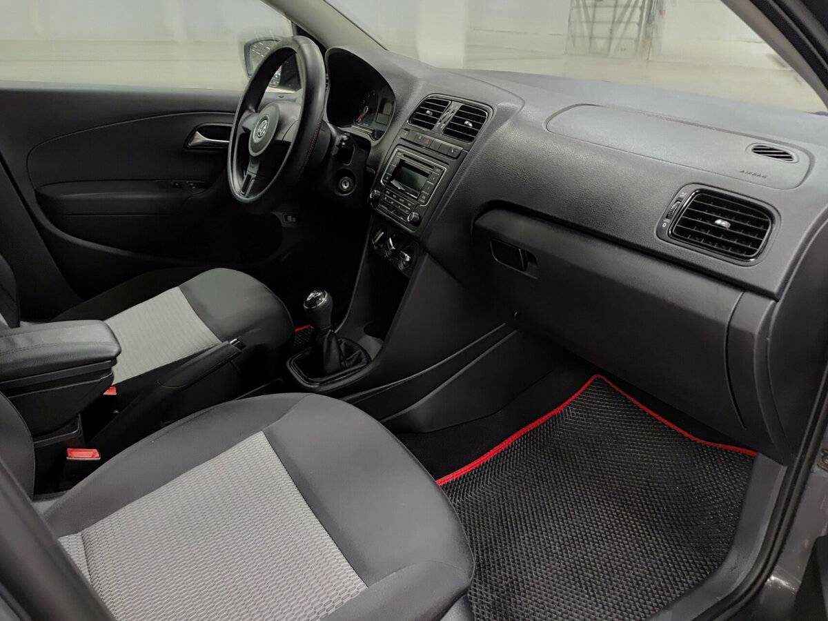 Volkswagen Polo с пробегом — 2014 год. Фото: #10