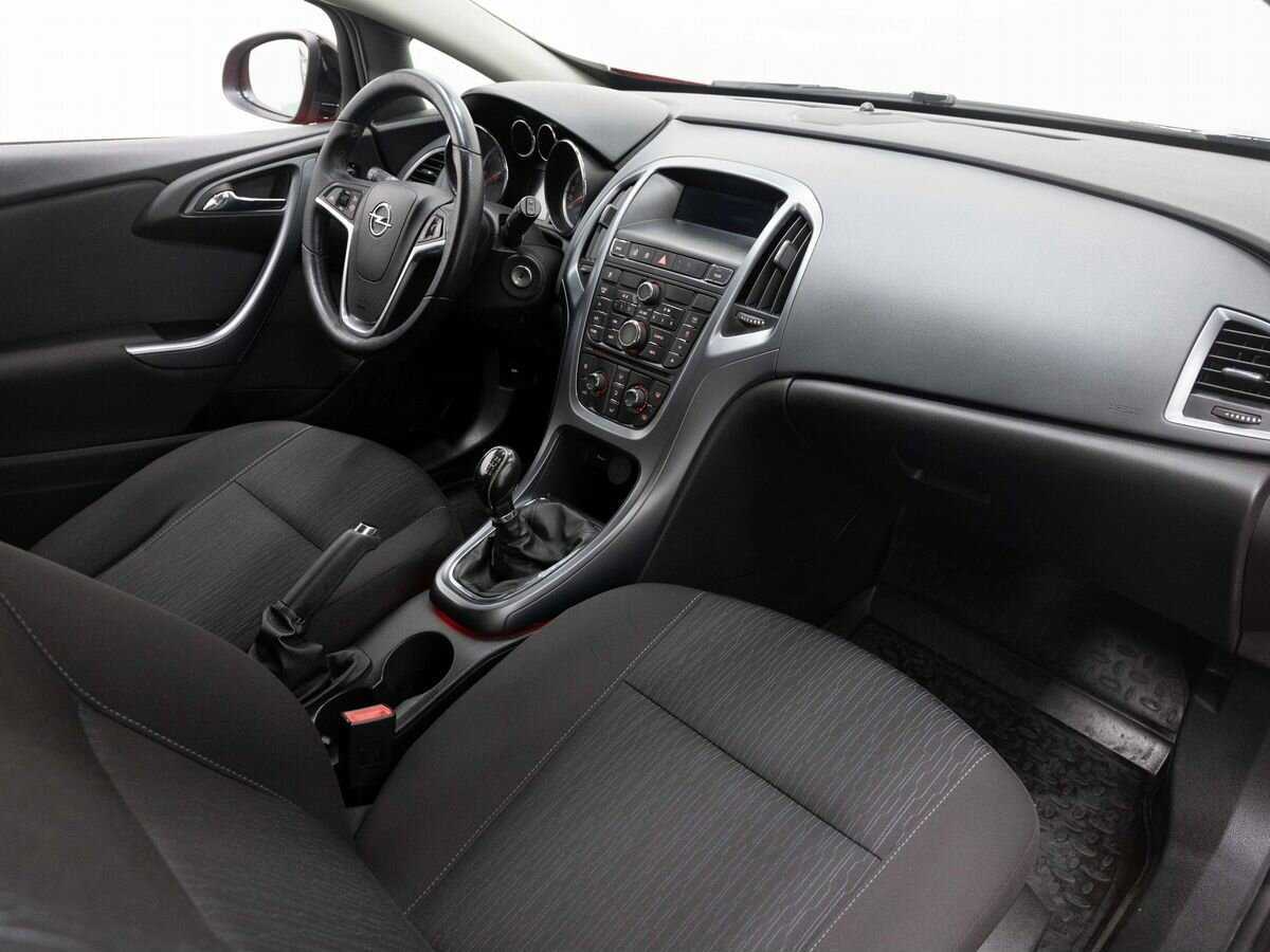 Opel Astra с пробегом — 2012 год. Фото: #11