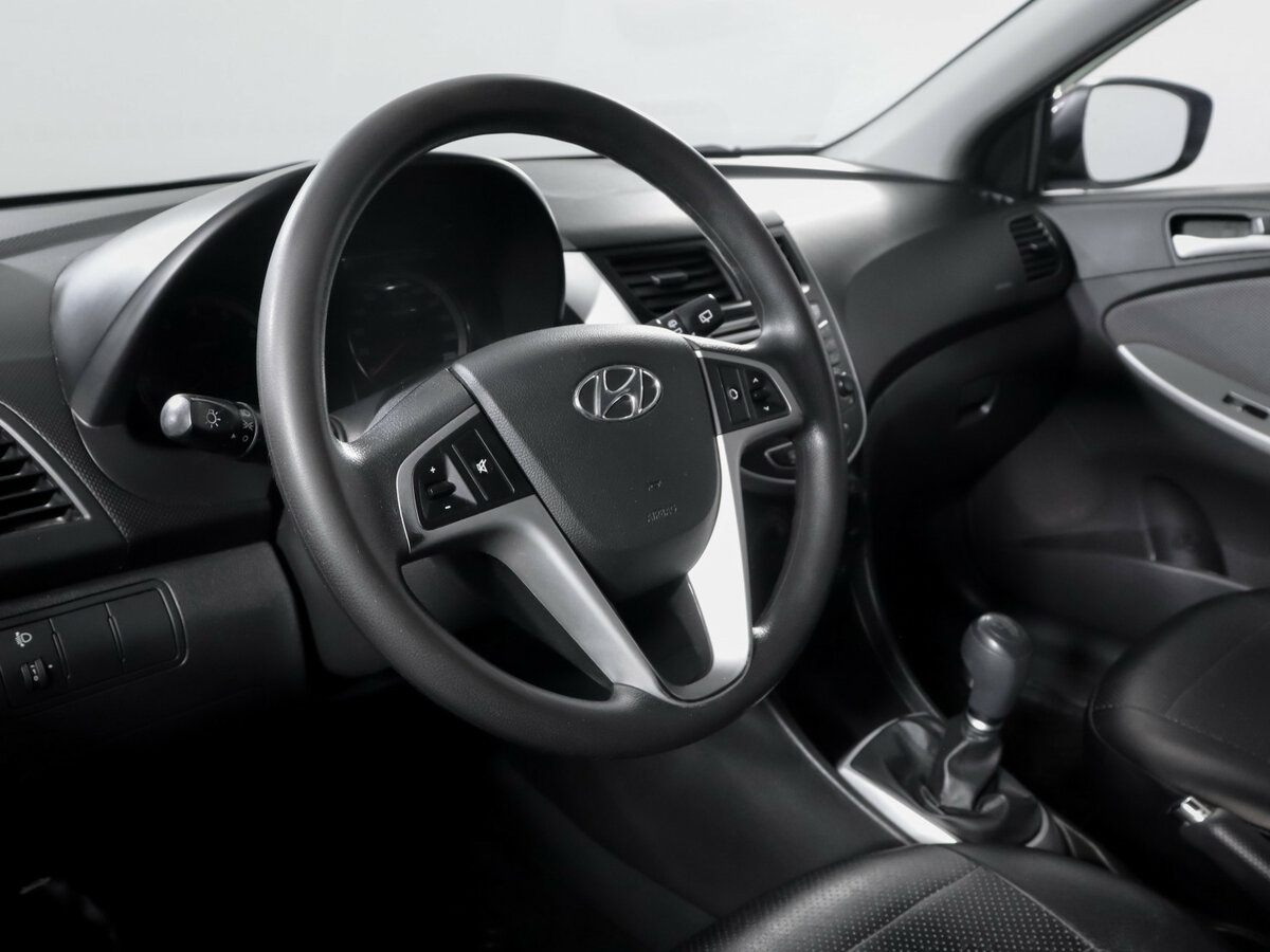 Hyundai Solaris с пробегом — 2013 год. Фото: #11