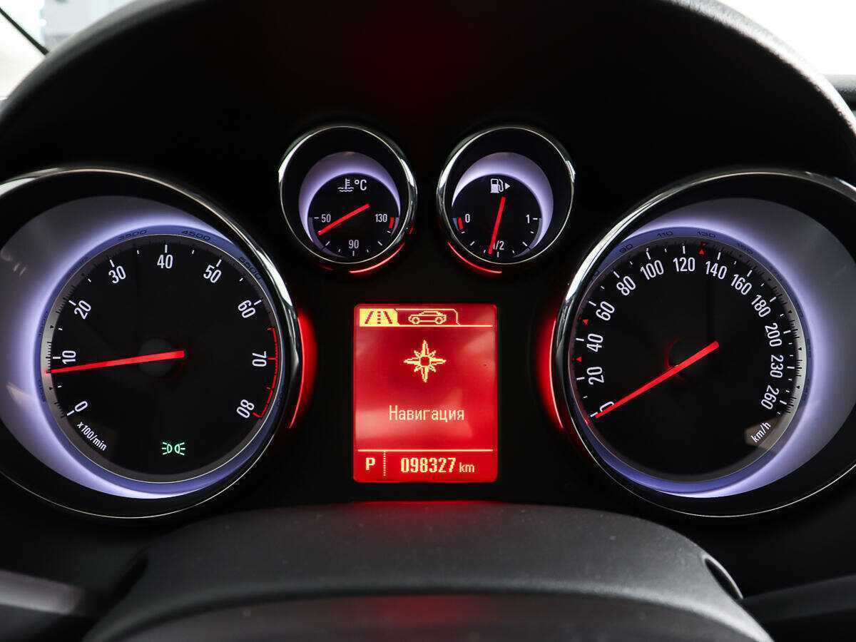 Opel Astra с пробегом — 2012 год. Фото: #13