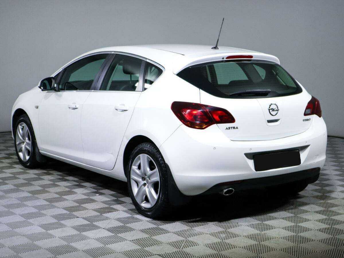 Opel Astra с пробегом — 2012 год. Фото: #6