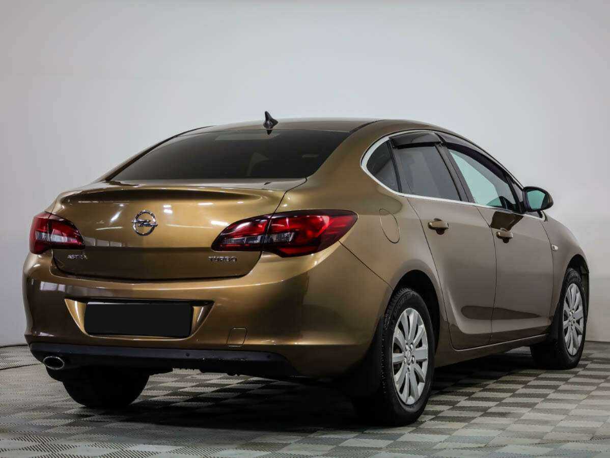 Opel Astra с пробегом — 2015 год. Фото: #3