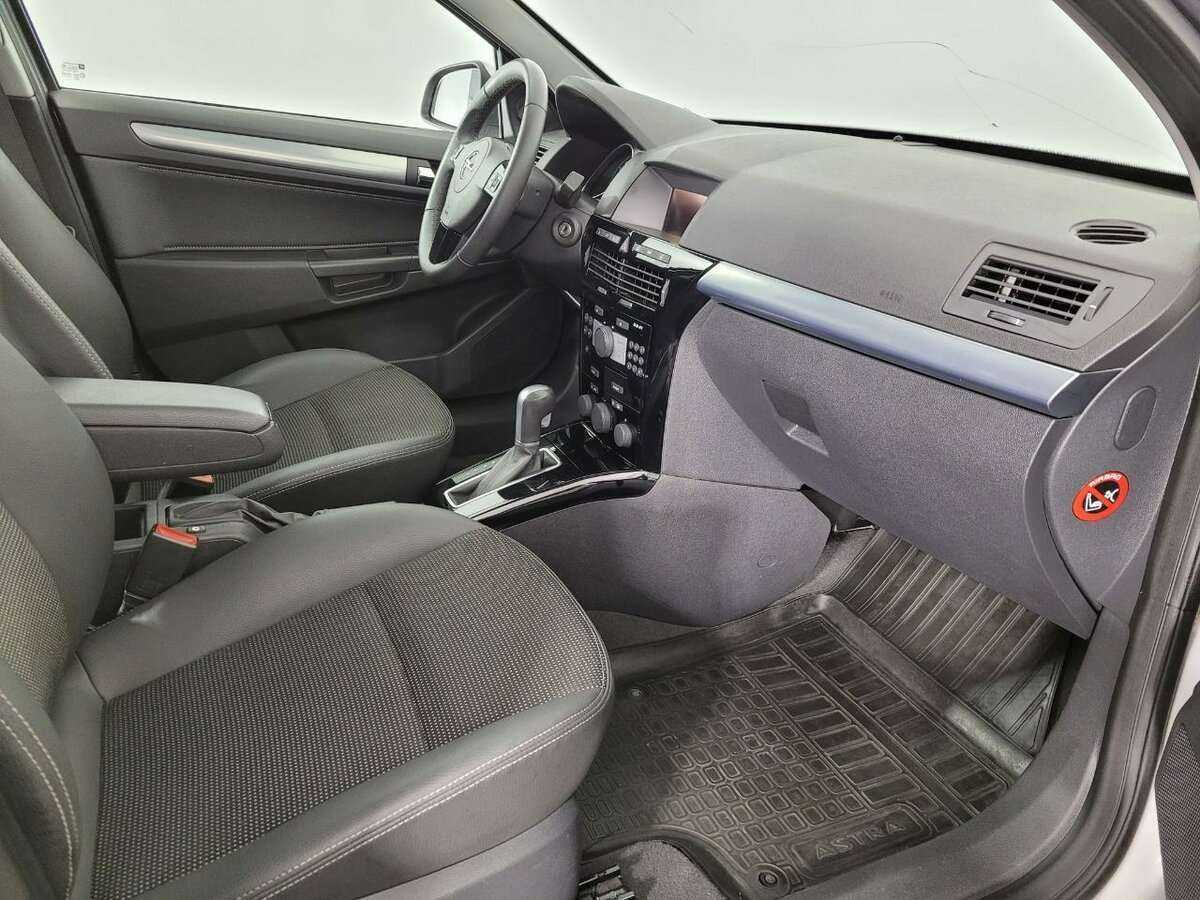 Opel Astra с пробегом — 2012 год. Фото: #13