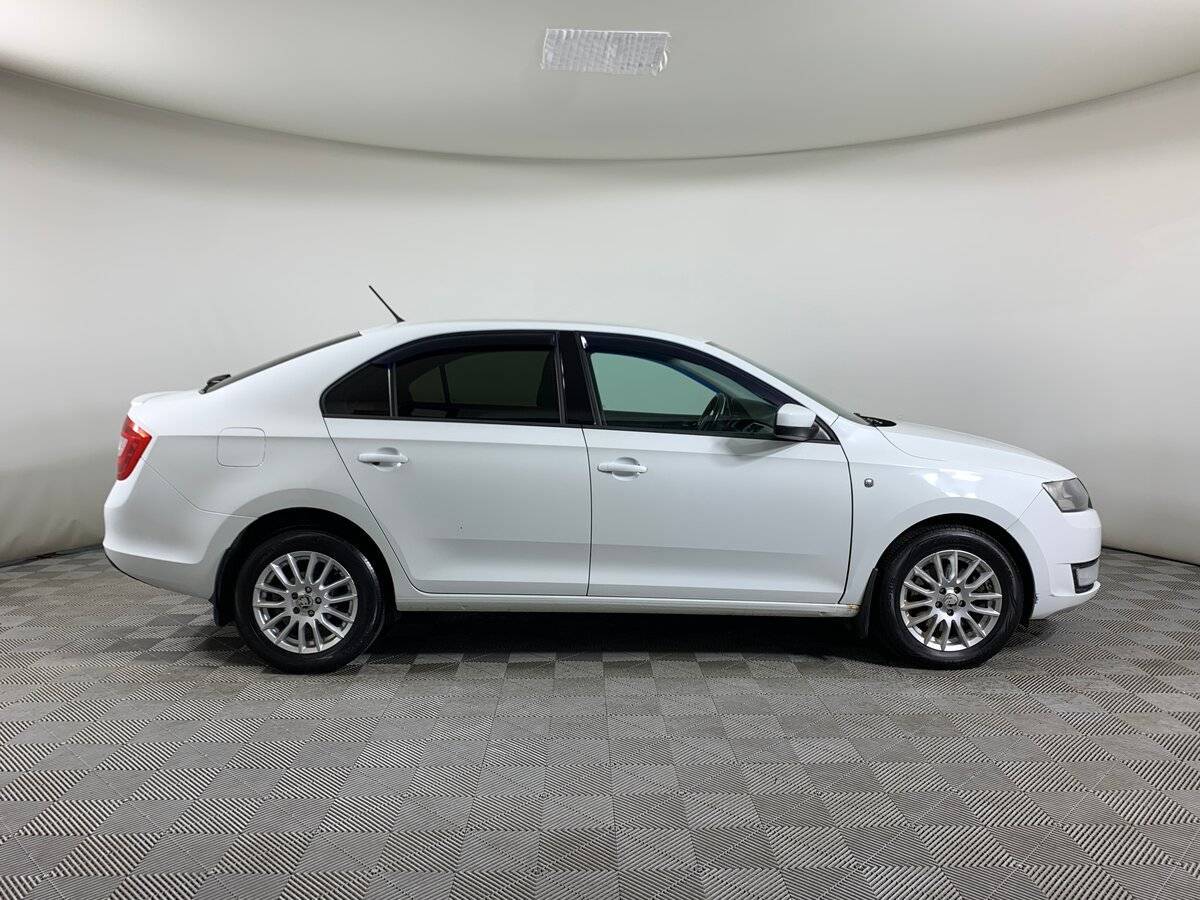 Skoda Rapid с пробегом — 2015 год. Фото: #3